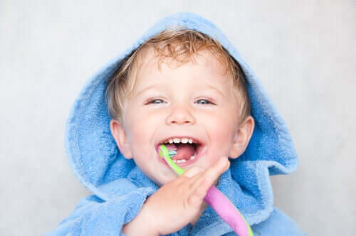 Bambino che si lava i denti con lo spazzolino.