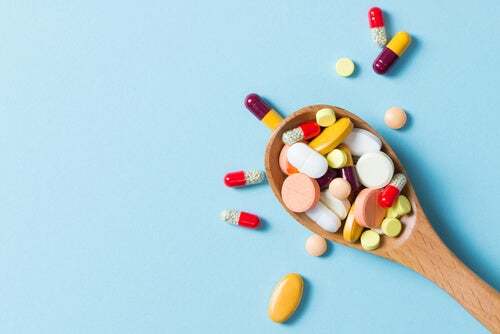 Cucchiaio pieno di farmaci.
