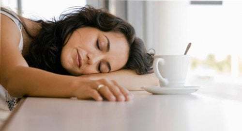 Donna addormentata con il caffè. Metodo giapponese contro la pigrizia.