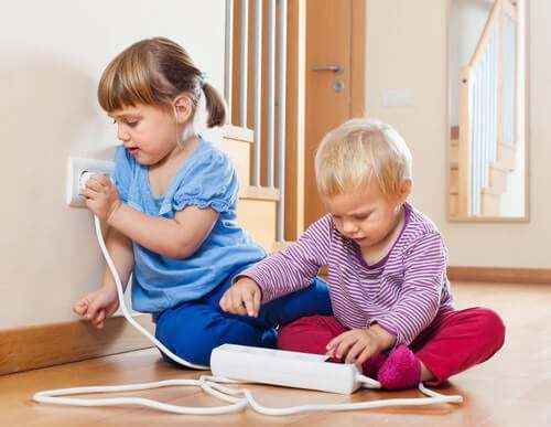 Rendere la casa un luogo sicuro per i bambini, ad esempio coprendo le prese