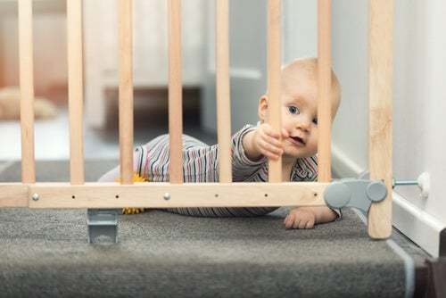 Neonato con protezione per le scale