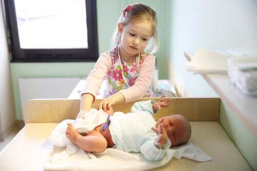 Sorella maggiore che si prende cura del neonato.