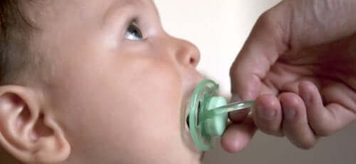Levare il ciuccio al bambino.