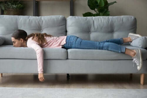 Adolescente demotivata sdraiata sul divano.