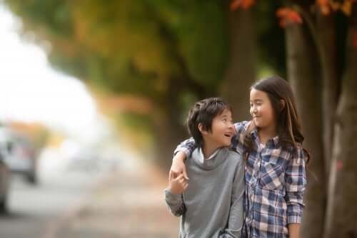 Fratello e sorella che si abbracciano durante una passeggiata.