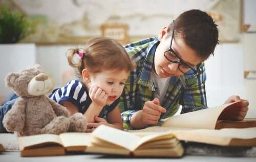 Fratello che legge un libro alla sorella.