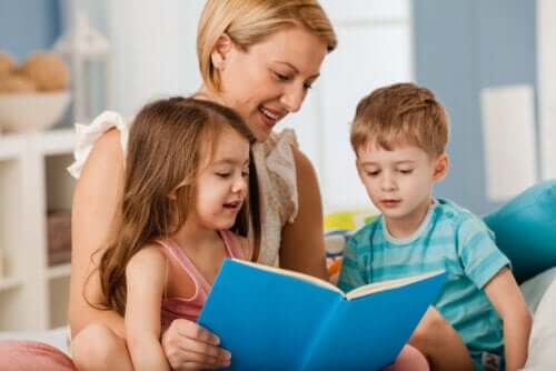 Madre che legge un libro di racconti ai figli.