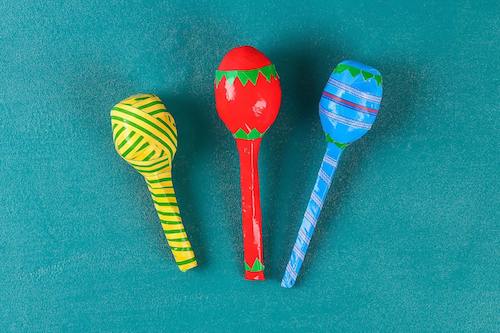 Strumenti musicali, maracas colorate.