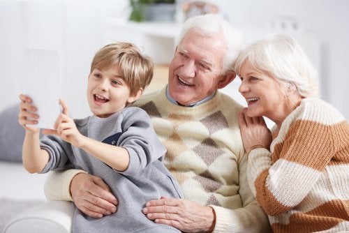 Nonni e nipote che si fanno un selfie.