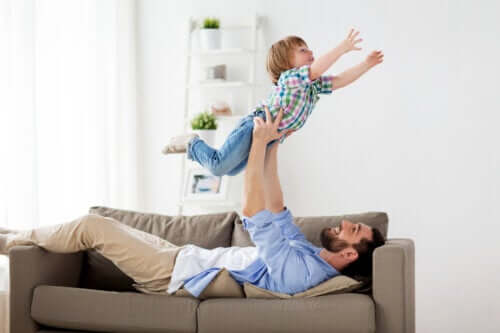 I giochi fisici con il papà fanno bene ai figli