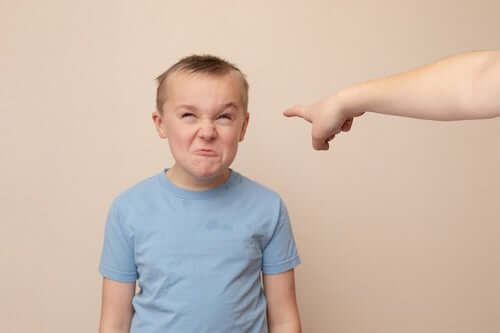 Bambino arrabbiato perché messo in punizione.