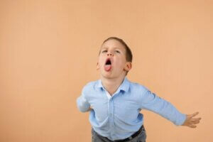 Come correggere i bambini che insultano