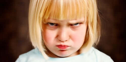 Bambina arrabbiata che fa i capricci.