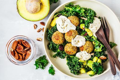 figlio adolescente vegano. Insalata di verdure con salsa tahina.