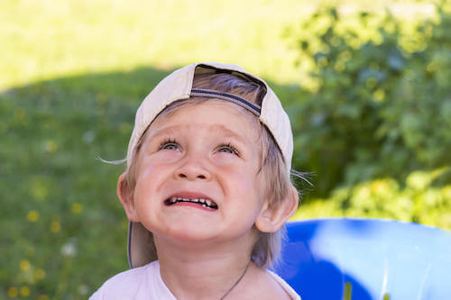 Bambino che piange perché è stato rimproverato.