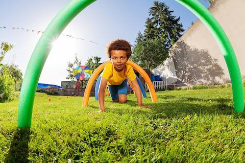 Bambino che gioca facendo un percorso ad ostacoli.