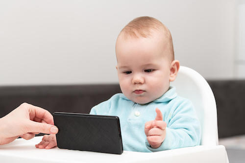 Bambino che viene intrattenuto utilizzando uno smartphone. 
