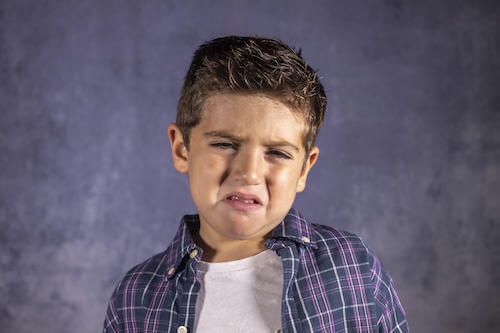 Bambino che piange perché ha paura dei petardi.