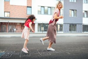 Sviluppare le abilità grosso-motorie dei bambini: 8 utili giochi