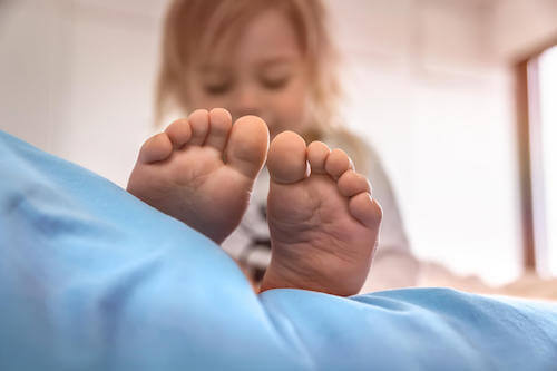 Bambina che si sveglia confusa e disorientata.