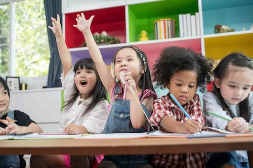 Bambini che partecipano ad una attività scolastica in classe.