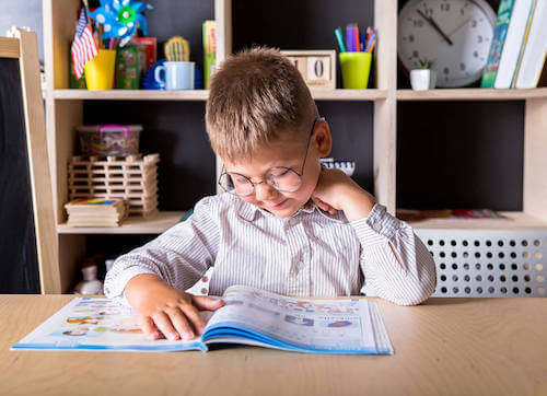 Creare un'area studio. Bambino che studia.