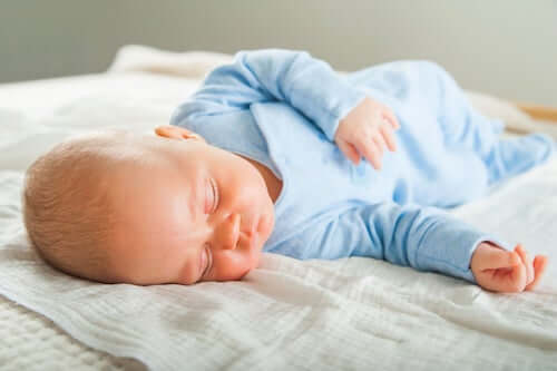 Neonato che dorme.