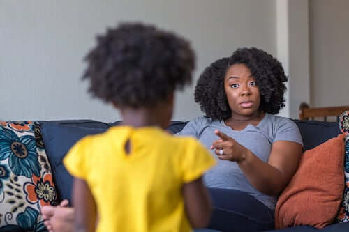 Madre che rimprovera la figlia.