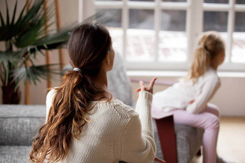 Madre che rimprovera la figlia che ha dei comportamenti inappropriati.