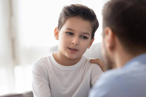 Padre che ha una conversazione col figlio.