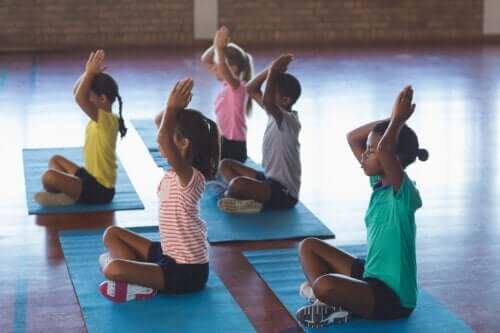 Yoga a scuola: tutti i benefici per studenti e insegnanti