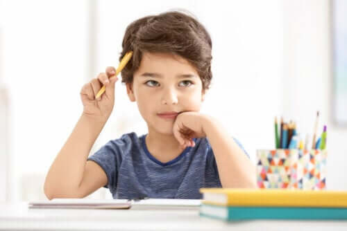Bambino che studia pensoso.