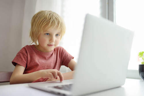 Bambino che utilizza il computer per giocare ai videogiochi.