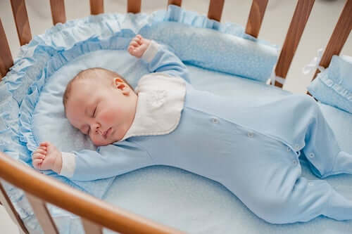 Neonato che dorme nella culla.