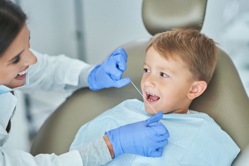 Bambino in visita dal dentista.