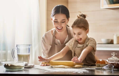 Mamma e figlia cucinano insieme.