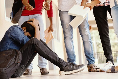 Atti di bullismo su un ragazzo a scuola.