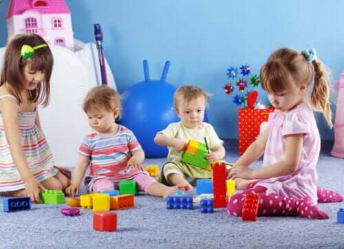 Allenare le abilità motorie giochi. Bambini che giocano con costruzioni.