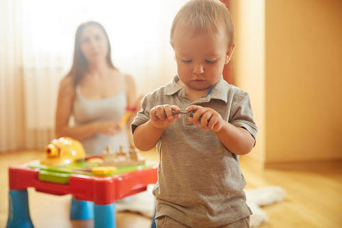 Madre che gioca col figlio.