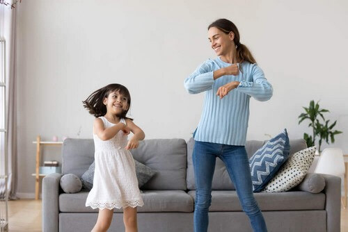 Mamma e figlia che ballano.