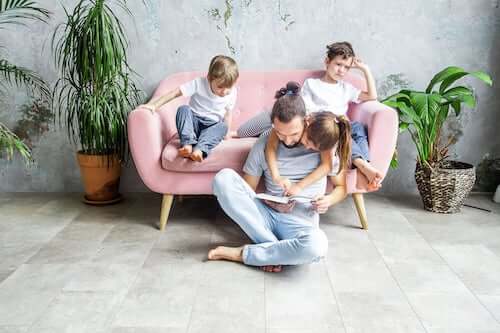 Padre che legge una storia ai figli.