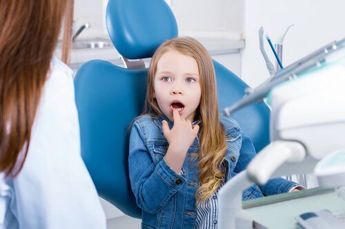 Bambina dal dentista.