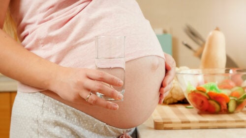 3 benefici dell’acqua in gravidanza