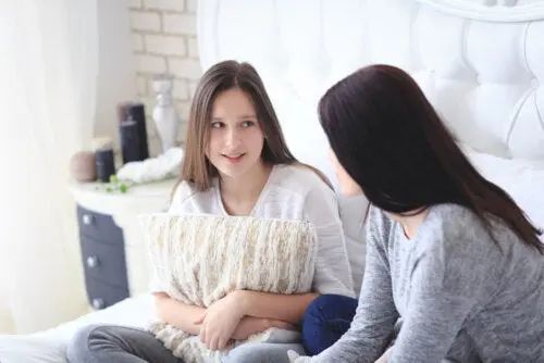 Amiche adolescenti che parlano.