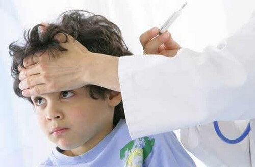 Bambino con mal di gola e faringite.