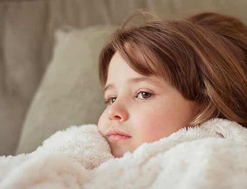 Bambina con influenza.