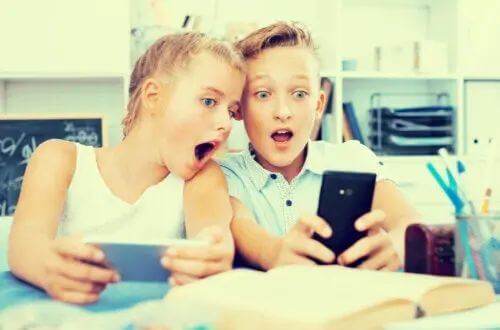 Bambini con il cellulare.