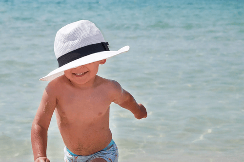 Bambino al mare che sorride.