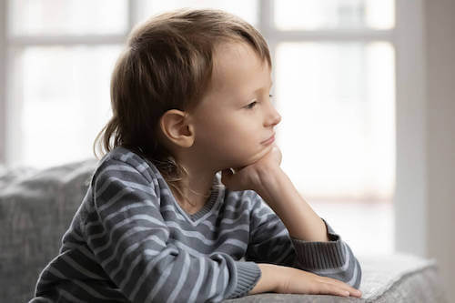 Bambino che pensa.