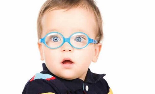 Bambino con problemi di vista.
